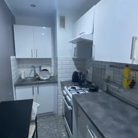 In - G9 אכסניה *